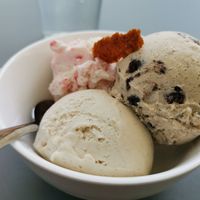 Vorne Vanille, rechts Oreo, links Himbeer-Cheesecake, oben drauf ein Waffelsplitter at Virtuous Pie in Cologne