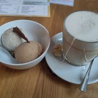 London Fog with oat milk, pumkin spice icecream, maple pecan icecream at Virtuous Pie in Cologne