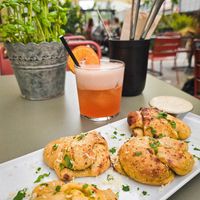 Garlic Knots und Aperol Sour at Virtuous Pie in Cologne