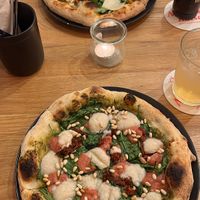 Pizza ‘Chicken Parm’ (oben) und Pizza ‘Ultraviolet’ (unten)  at Virtuous Pie in Cologne
