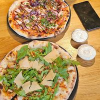Achterste pizza is bbq chicken en de voorste is chicken parm at Virtuous Pie in Cologne