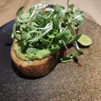 Avocado toast at Sarnies カフェ Sukhumvit in Bangkok