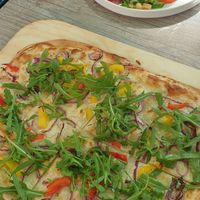 Veganer Flammkuchen und Veganer gemischter Salat at Deichkiste in Schoenberg