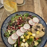 Gartensalatbowl veganisiert  at Schlossgarten Café Restaurant Bar in Murnau