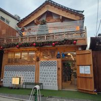 Hanok, house from the outside at Solbangul Bakery 솔방울베이커리 in Seoul