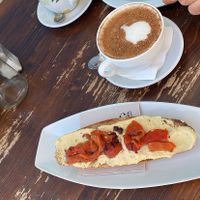 Tostada de hummus  at Szimple in La Herradura