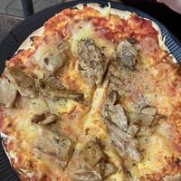 Pizza con heura  at Karpanta in Sevilla