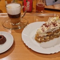 Veganer Apfelkuchen, Milchkaffee mit Hafermilch at Cassius Garten in Bonn