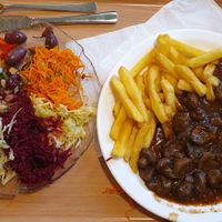 Championgulasch mit Pommes und Riesenauswahl Salat. Alles wird abgewogen. Fairer Preis und lecker at Cassius Garten in Bonn