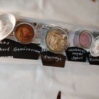 Zusätzlich zum Frühstücksbuffet bekamen wir diese vegane Platte at Jugendstil-Hotel Paxmontana in Sachseln