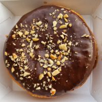 Dònut farcit de caramel i crema de cacauet (crema abundant i gustosa) at La Moderneta in Girona