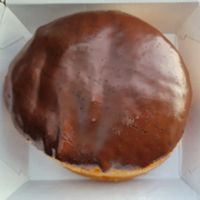 Dònut farcit de xocolata (crema abundant i gustosa) at La Moderneta in Girona