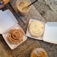 Los cafés no son del local. El bollo blanco es el Raffaelo con un relleno contundente y rico, no tan empalagoso como podría pensarse. El otro, el cinamon roll clásico. at La Moderneta in Girona
