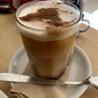  Capuccino frío con leche de almendras y canela  at Bröd Ciudad in Mendoza