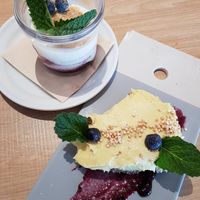 Tarta de queso y tarta fría de mango y coco at El Curry Verde in Hondarribia