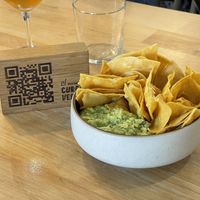 Guacamole casero con totopos at El Curry Verde in Hondarribia