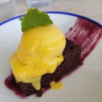 Brownie con helado vegano at El Curry Verde in Hondarribia