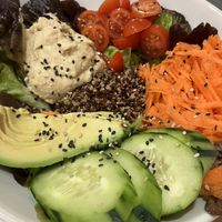Bowl de agucate, hummus, quinoa y ensalada  at Mundo Vegan in Barcelona