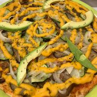 Pizza de aguacate, berenjena y verduras con crema  at Mundo Vegan in Barcelona