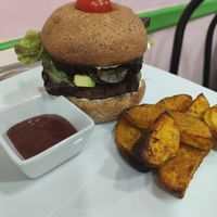 Hamburguesa de lentejas at Mundo Vegan in Barcelona