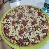 Pizza Gaudí con tofu y beyond meat at Mundo Vegan in Barcelona