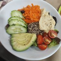 Bowl de aguacate con hummus at Mundo Vegan in Barcelona