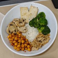 Bowl with tofu and Heura at Mundo Vegan in Barcelona