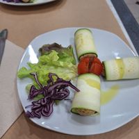 Rollitos de calabacín rellenos de rofu. Nos sorprendió el sabor, estaban muy apetitosos 😍 at Mundo Vegan in Barcelona