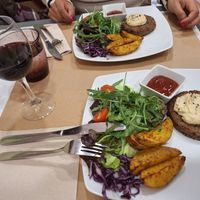 Hamburguesas con una copa de vino para acompañar ❤️🍷🌱 at Mundo Vegan in Barcelona
