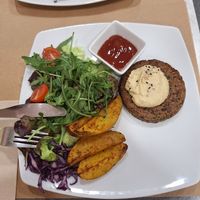 Medallones con hummus, ensalada y papas at Mundo Vegan in Barcelona