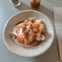 Oat drink bowl with salted caramel at Lulat in Valencia