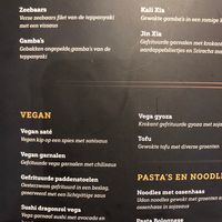 Hoofdgerechten vegan, ernaast is er sushi, salade en soep, nog wat andere kleine dingen. En natuurlijk de bijgerechten. Er zit een QR met een allergenenkaart in de kaart at Ninety in Haaksbergen