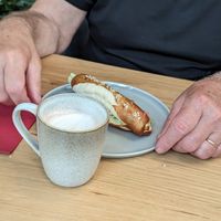 Laugenstange mit veganer Wurst und heiße Schokolade at DenkMahl Rösterei in Poessneck
