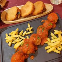 Arepas veganas y albóndigas de calabacín y zanahoria at Agora  in Llanes