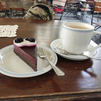 Beerentorte, Milchkaffee (Hafermilch) at Klubokawiarnia Mleczarnia in Wroclaw