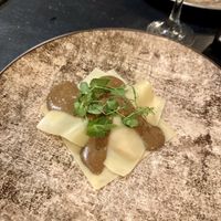 Open ravioli met gerookte wortel saus en tuinbonen krokant en dubbel gedopt en knoflooksaus  at Restaurant 1487 in Zevenaar