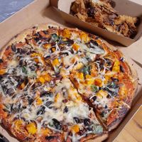 Vegan veggie patch pizza + eggplant chips at La Porchetta in Wagga Wagga