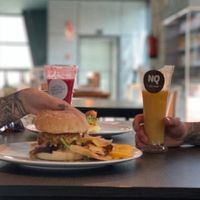 Burguer No - pollo + smothies de multiviminico y antioxidante con quinoa hidrolizada  at NQ Take Away - NATURQUINOA in Madrid