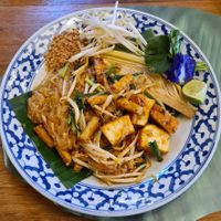 Pad thai with tofu at ros'niyom in Bangkok
