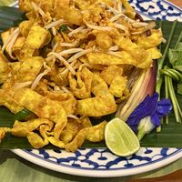 Wonton pad Thai with tofu   at ros'niyom in Bangkok