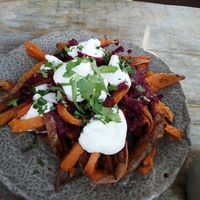 boniato frito con remolacha y alioli at Honest Greens - Caleido in Madrid