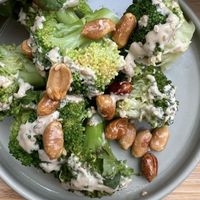 Insalata di broccoli arachidi e tahina  at Fola in Milan