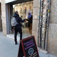 Exterior with customer at VegAmazing Doughnuts - Tirso de Molina in Madrid