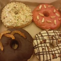 Pistachio white choco / ginger peanut / orange chocolate / double chocolate and pecans at VegAmazing Doughnuts - Tirso de Molina in Madrid