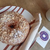 Canela con compota de manzana at VegAmazing Doughnuts - Tirso de Molina in Madrid