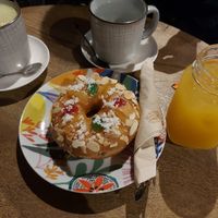 Roscon, matcha, te y limonada de mango 15€ at VegAmazing Doughnuts - Tirso de Molina in Madrid