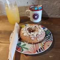 Doughnuts de canela, crema de nata y manzana caramelizada, y limonada con mango at VegAmazing Doughnuts - Tirso de Molina in Madrid