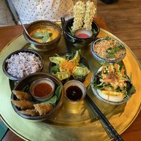 Seidentofu Sticks, rotes Curry, Ban bao, gefüllte Rollen, Papayasalat, dumplings, Jasminreis.  at Greentable in Hamburg