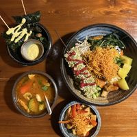 Essen für zwei Personen, glutenfrei bis auf die Reis-Flakes, wir haben noch etwas mit nach Hause genommen  at Greentable in Hamburg