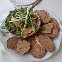 We beginnen met hummus en homemade brood at Café Glass in Toender